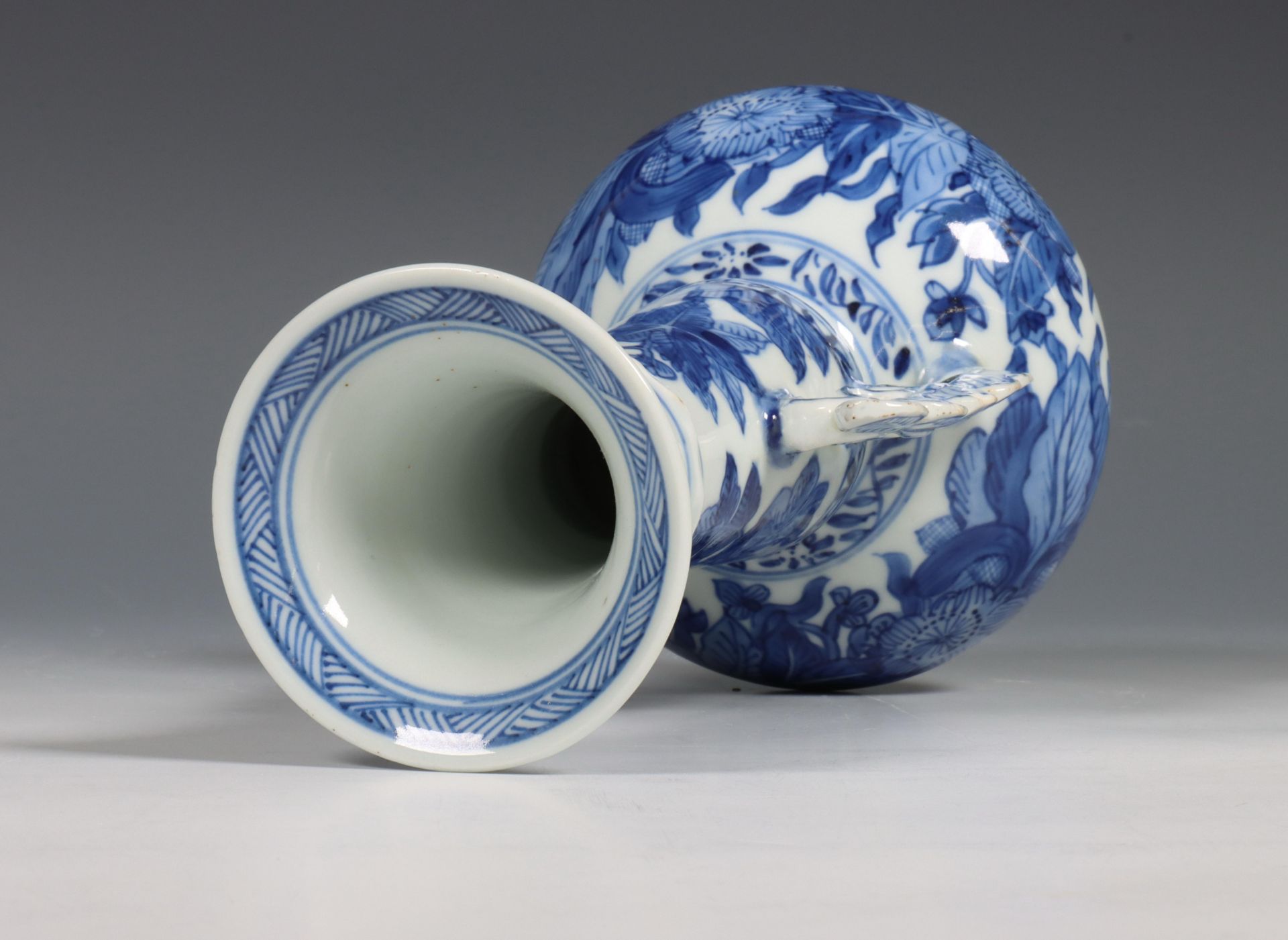 China, blauw-wit porseleinen 'Venetiaans glas' vaas, Kangxi periode (1662-1722) - Bild 9 aus 11