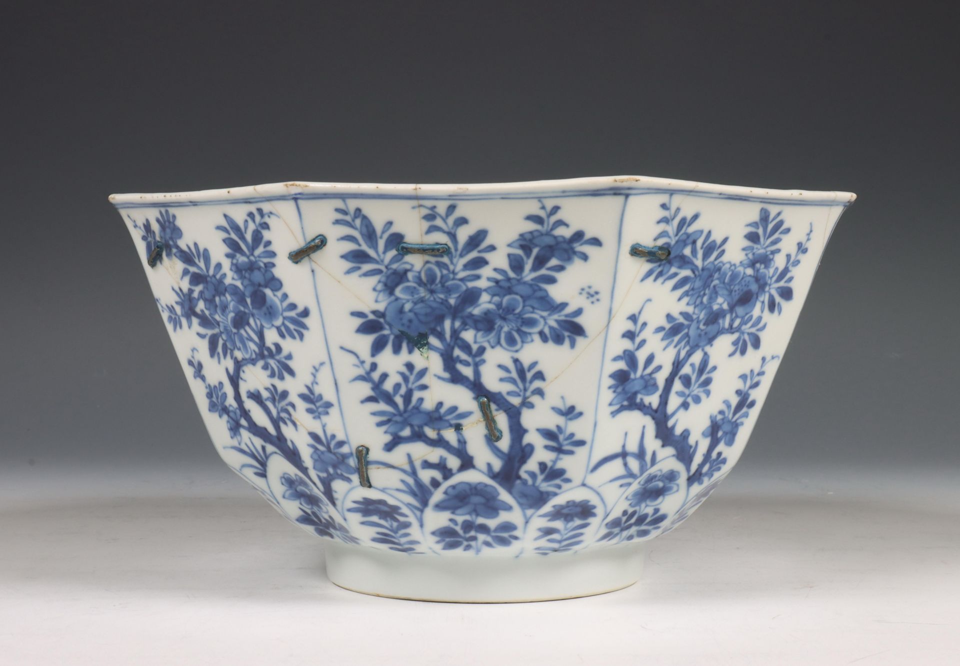 China, blauw-wit porseleinen achtkantige kom, Kangxi periode (1662-1722), - Bild 5 aus 6