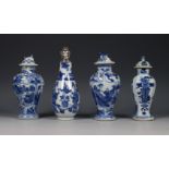 China, een paar en twee blauw-wit porseleinen dekselvaasjes, Kangxi periode (1662-1722),