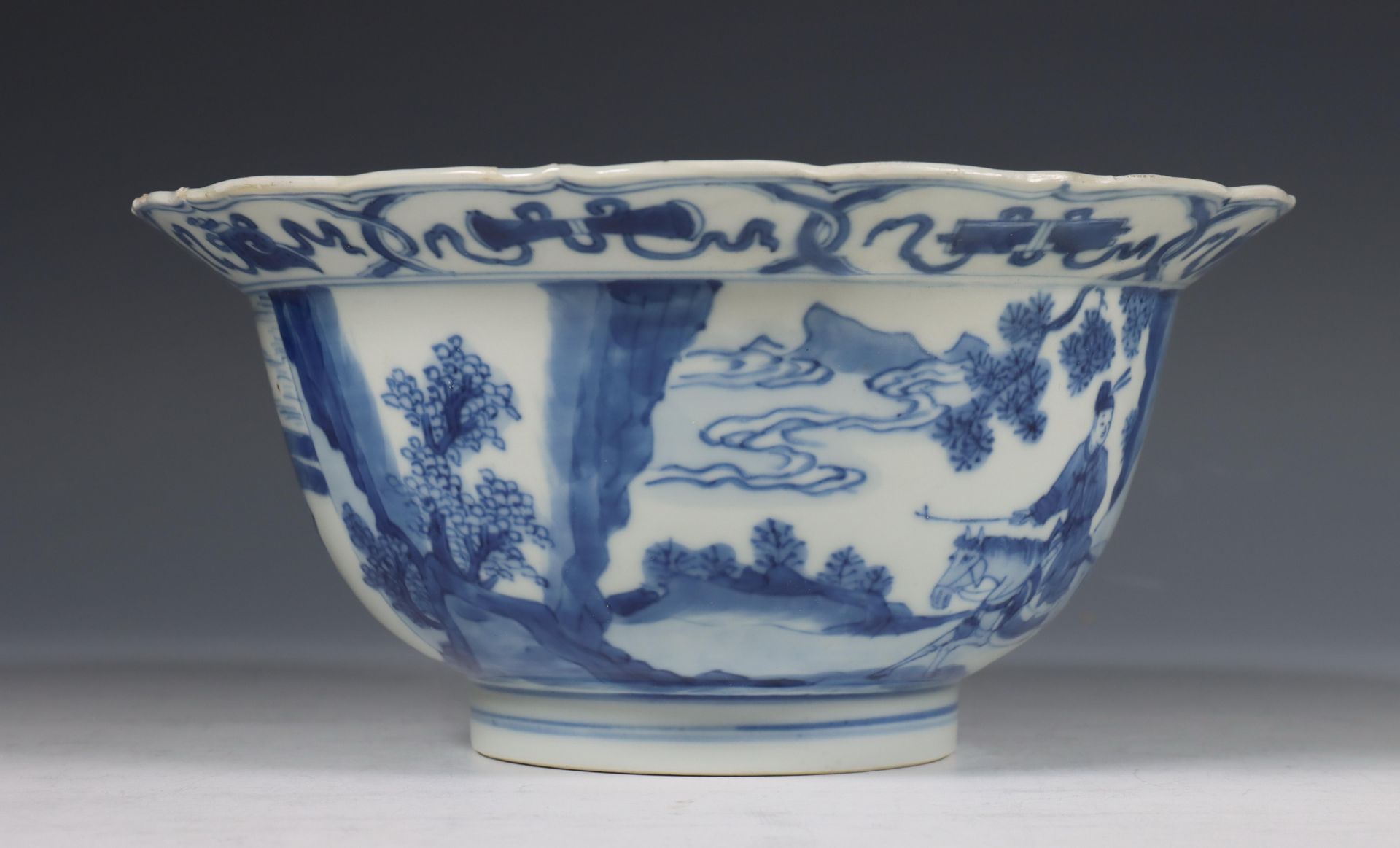 China, blauw-wit porseleinen kom, Kangxi zeskarakter merk en uit de periode (1662-1722), - Bild 2 aus 8