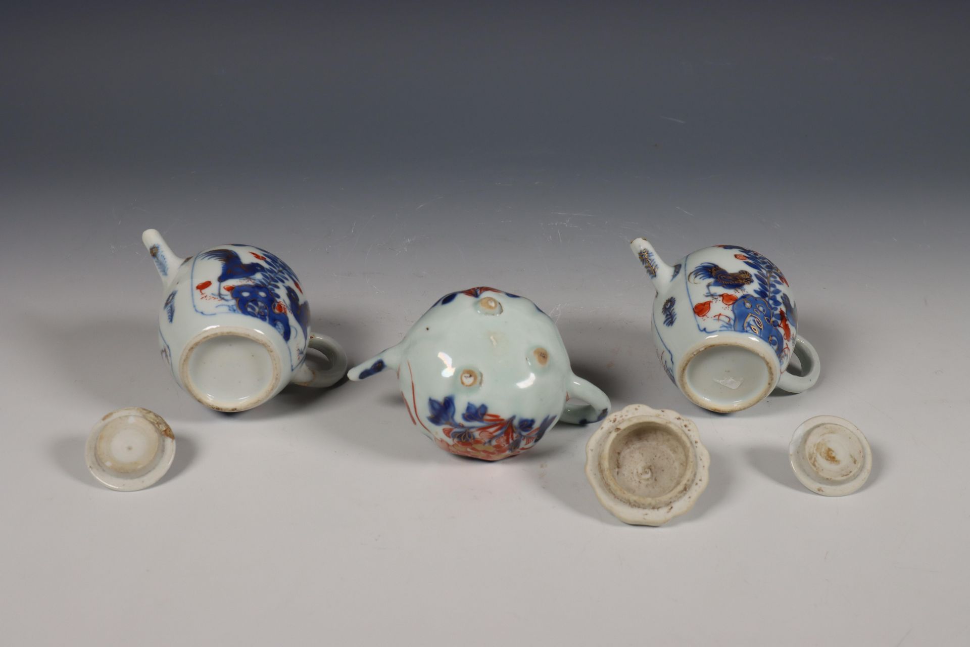 China, drie kleine Imari porseleinen theepotjes, 18e eeuw, - Bild 2 aus 6