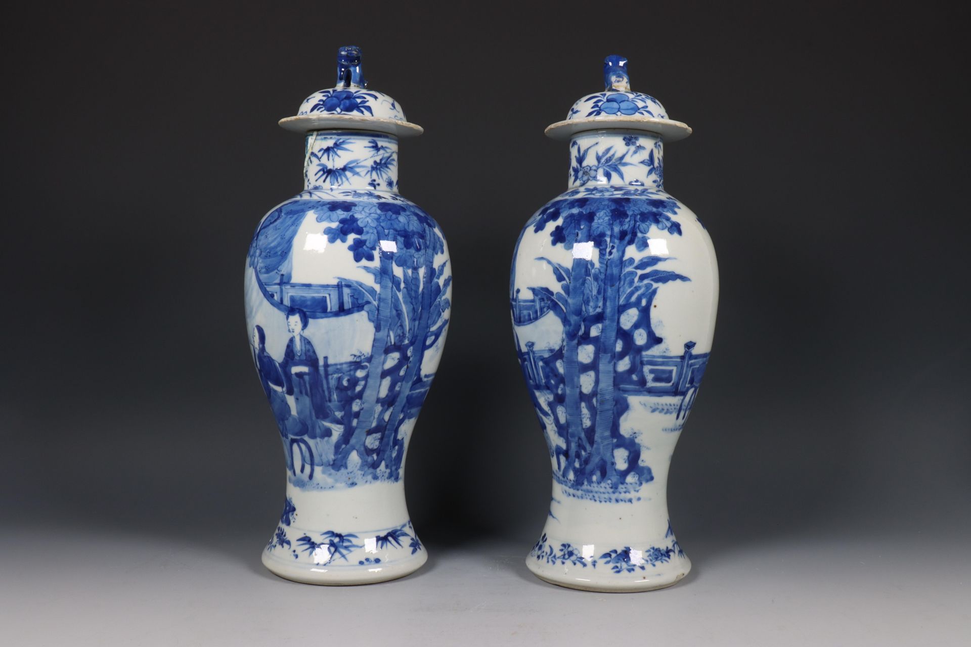 China, paar blauw-wit porseleinen baluster dekselvazen, 19e eeuw, - Bild 3 aus 6