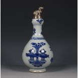 China, zilvergemonteerde blauw-wit porseleinen fles, Kangxi periode (1662-1722), het zilver later,