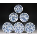China, set van zes blauw-wit porseleinen diepe borden, Kangxi periode (1662-1722),