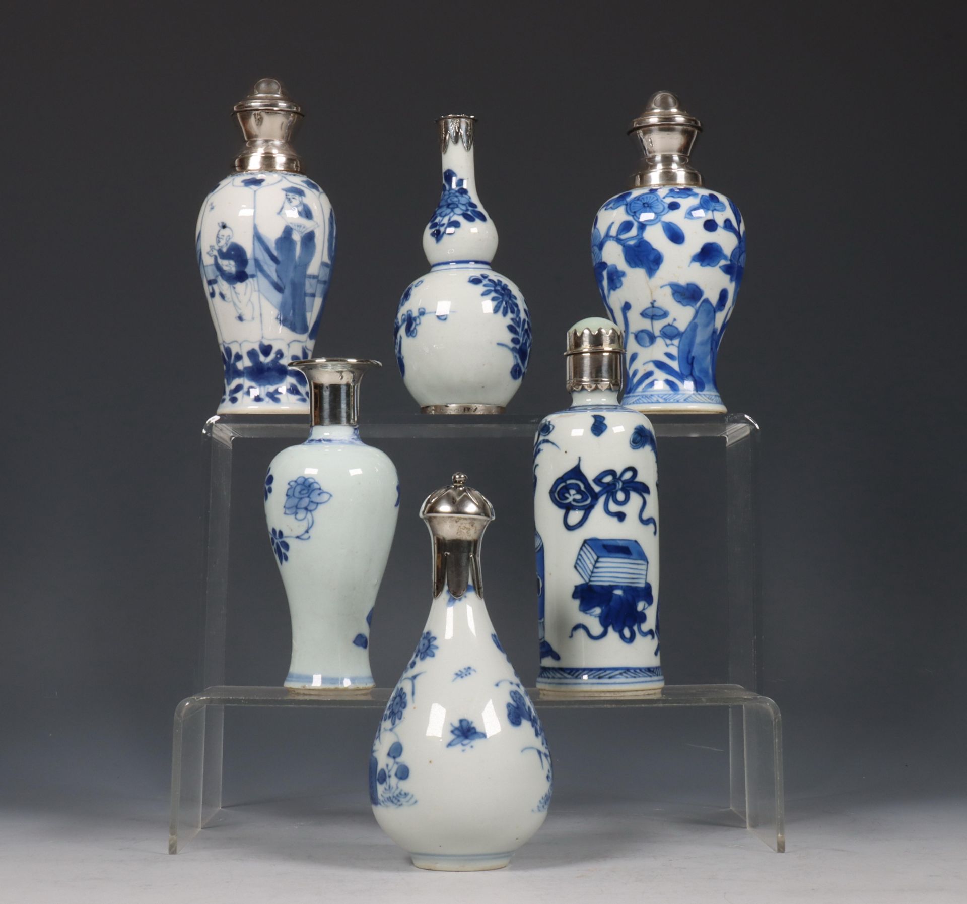 China, zes zilvergemonteerde blauw-wit porseleinen vaasjes, Kangxi periode (1662-1722), - Bild 2 aus 5