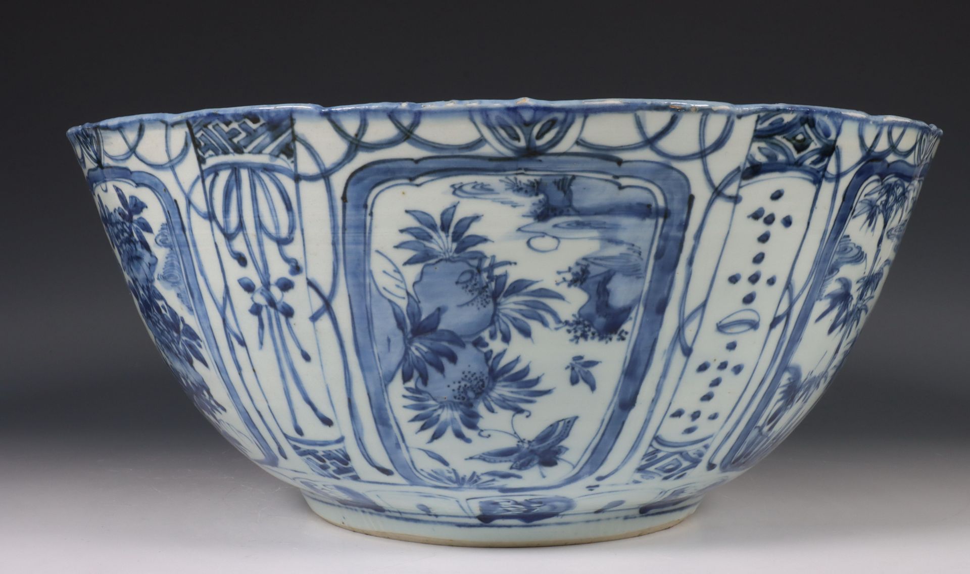 China, grote blauw-wit kraakporseleinen kom, Wanli periode (1572-1620), - Bild 2 aus 21