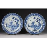 China, paar blauw-wit porseleinen schotels, Qianlong periode (1736-1795),