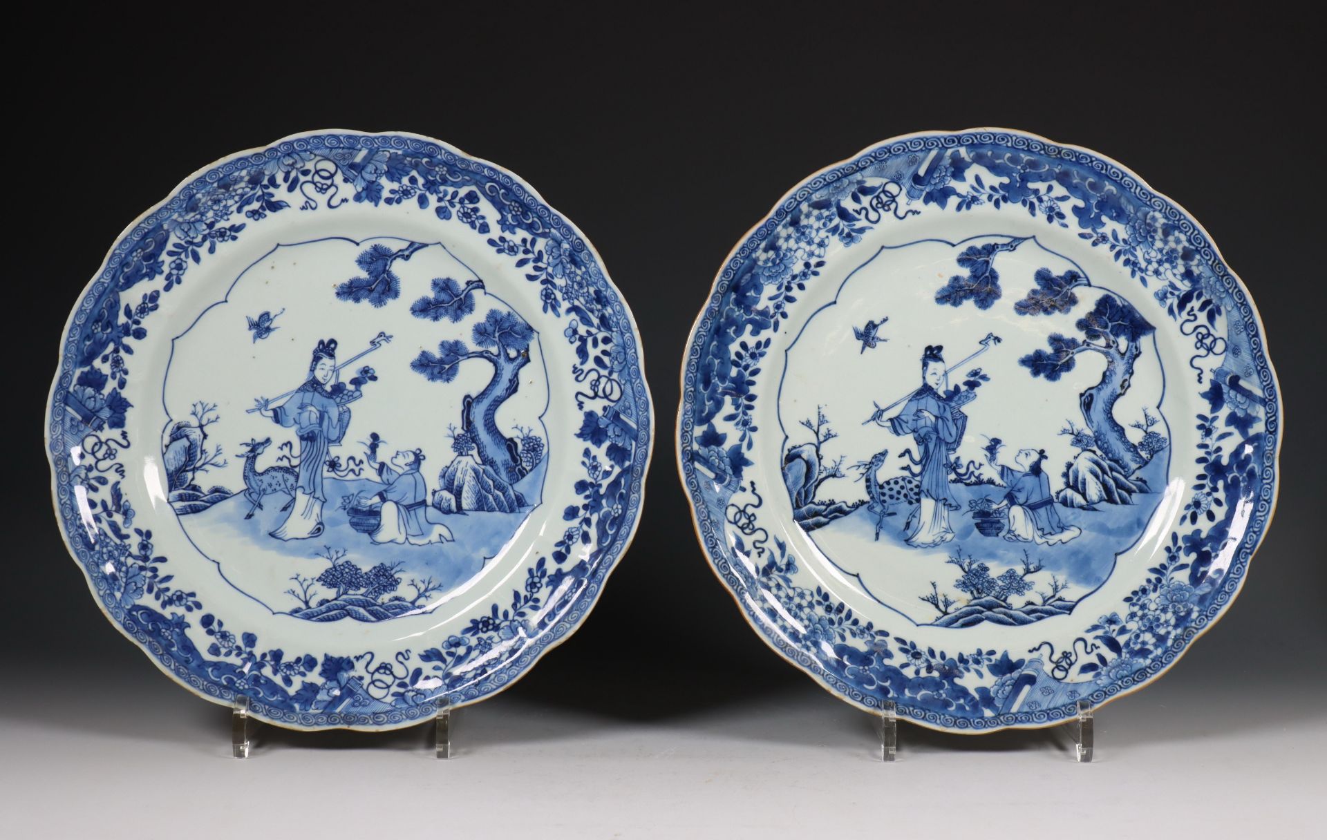 China, paar blauw-wit porseleinen schotels, Qianlong periode (1736-1795),