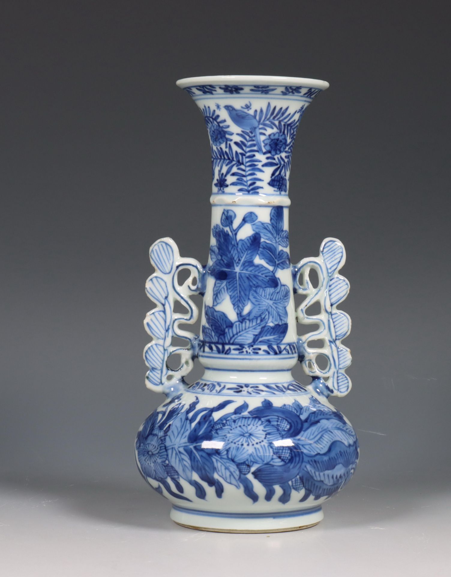 China, blauw-wit porseleinen 'Venetiaans glas' vaas, Kangxi periode (1662-1722) - Bild 2 aus 11