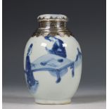 China, zilvergemonteerd blauw-wit porseleinen theebusje, Kangxi periode (1662-1722), het zilver late