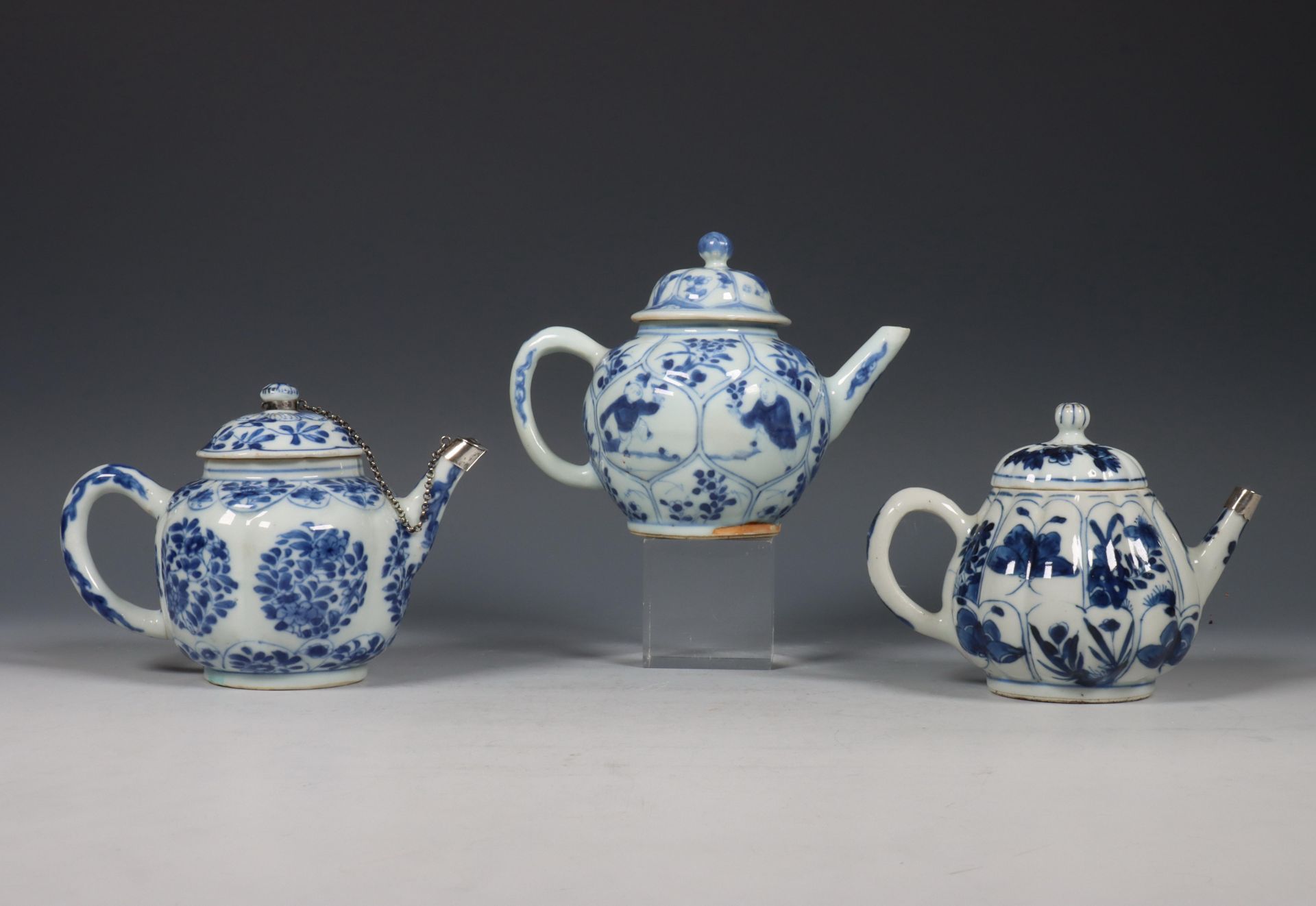 China, drie gelobde blauw-wit porseleinen theepotten, Kangxi periode (1662-1722), - Bild 9 aus 9