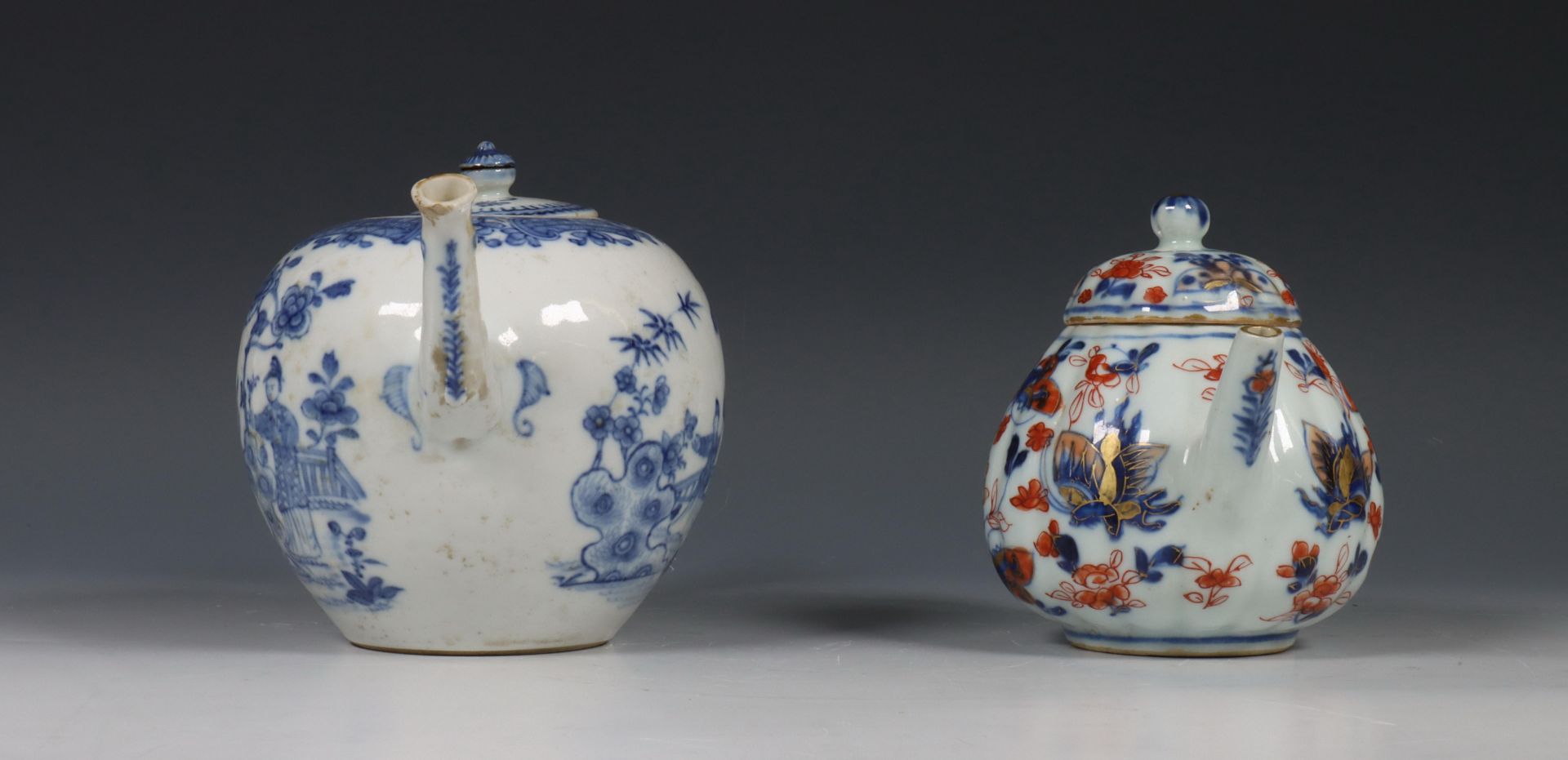 China, blauw-wit porseleinen en een Imari porseleinen theepot, 18e eeuw, - Bild 6 aus 7