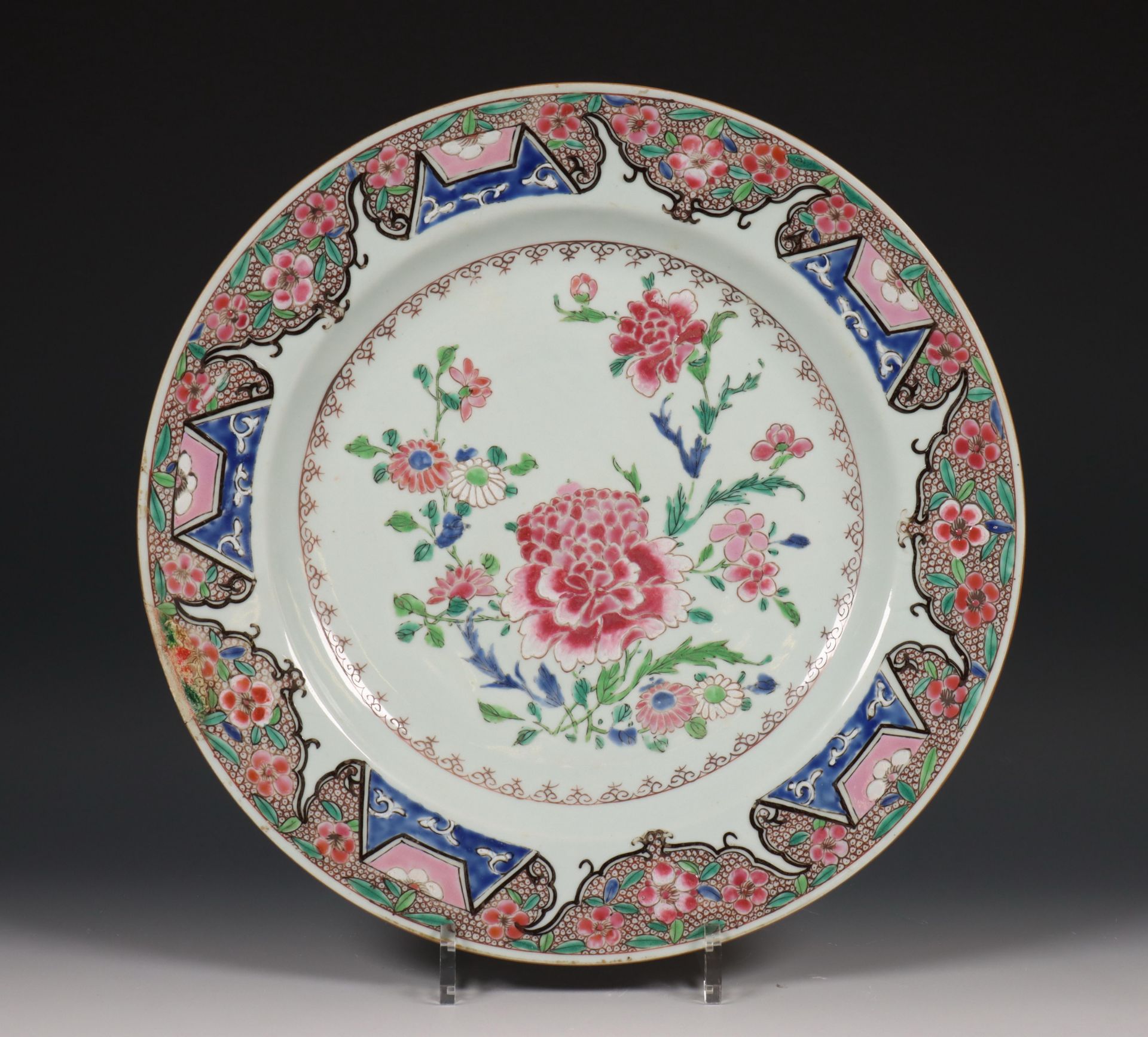 China, famille rose porseleinen schotel, Qianlong periode (1736-1795),