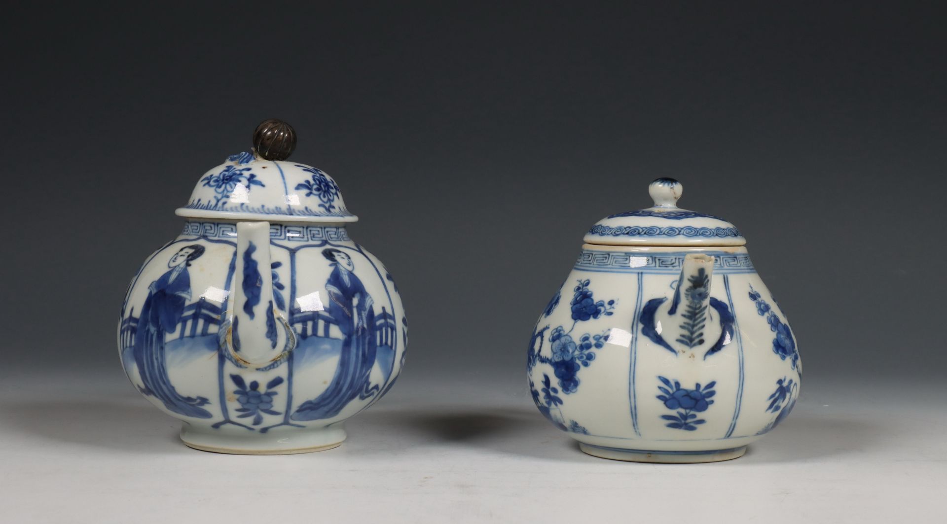 China, twee blauw-wit porseleinen theepotten, Kangxi periode (1662-1722), - Bild 4 aus 13