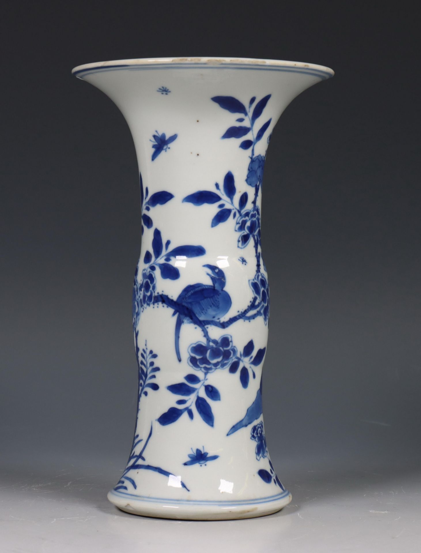 China, blauw-wit porseleinen trompetvaas, Kangxi periode (1662-1722), - Bild 6 aus 12