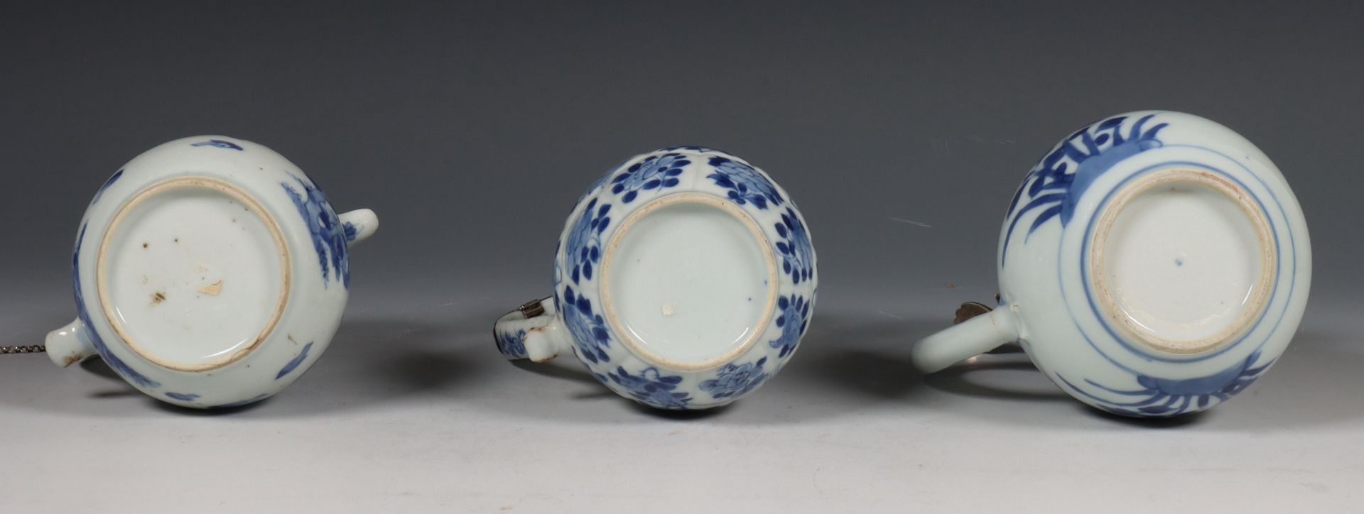 China, drie zilvergemonteerde blauw-wit porseleinen melkkannetjes, Kangxi periode (1662-1722), het z - Bild 13 aus 13