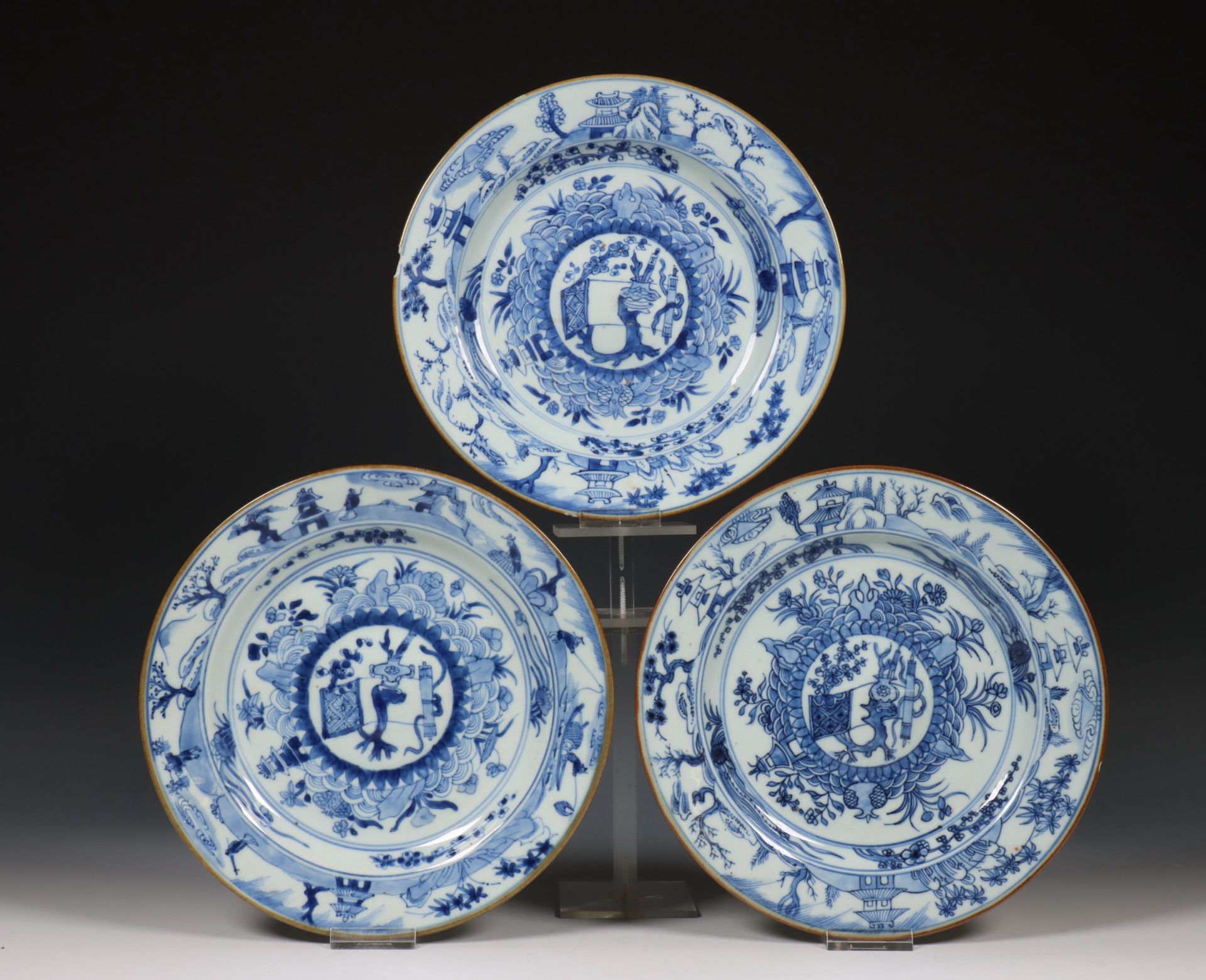 China, set van vier blauw-wit porseleinen borden, 18e eeuw,