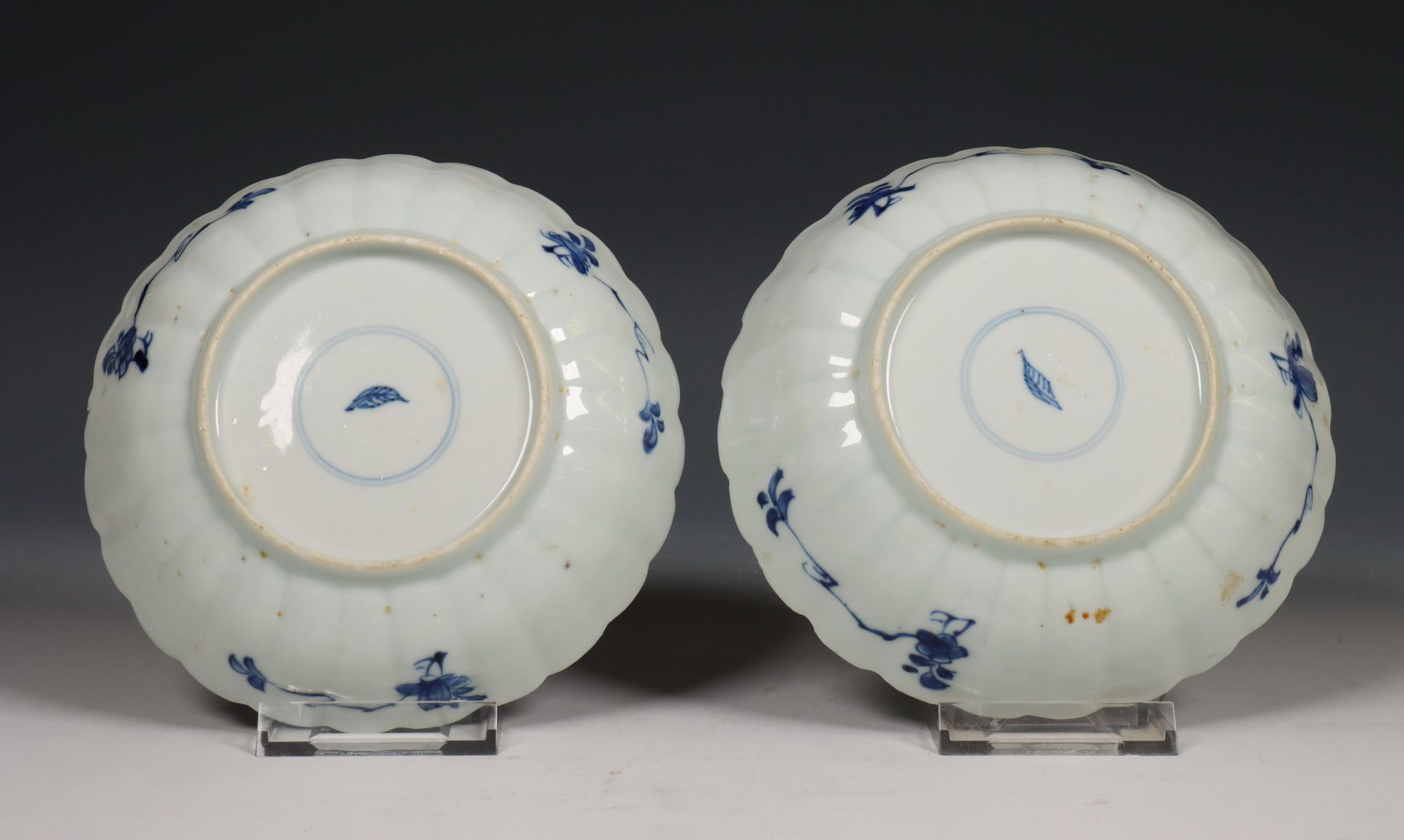 China, paar blauw-wit porseleinen gelobde schoteltjes, Kangxi periode (1662-1722), - Bild 2 aus 2