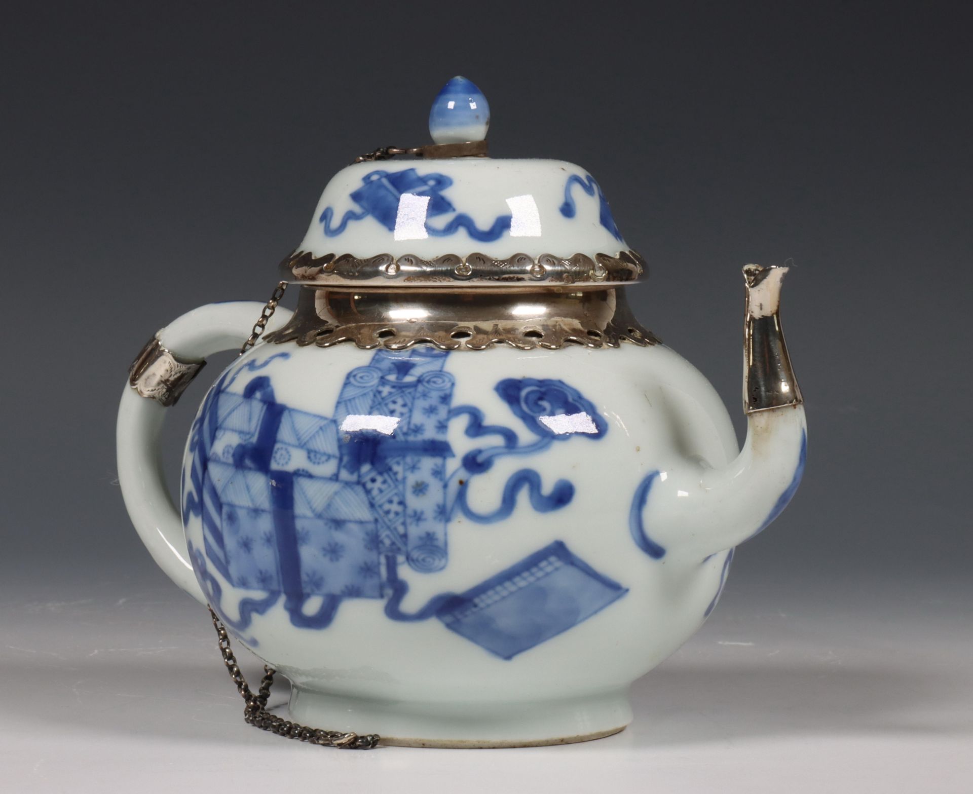 China, een zilvergemonteerde blauw-wit porseleinen theepot, Kangxi periode (1662-1722), het zilver l - Bild 2 aus 10