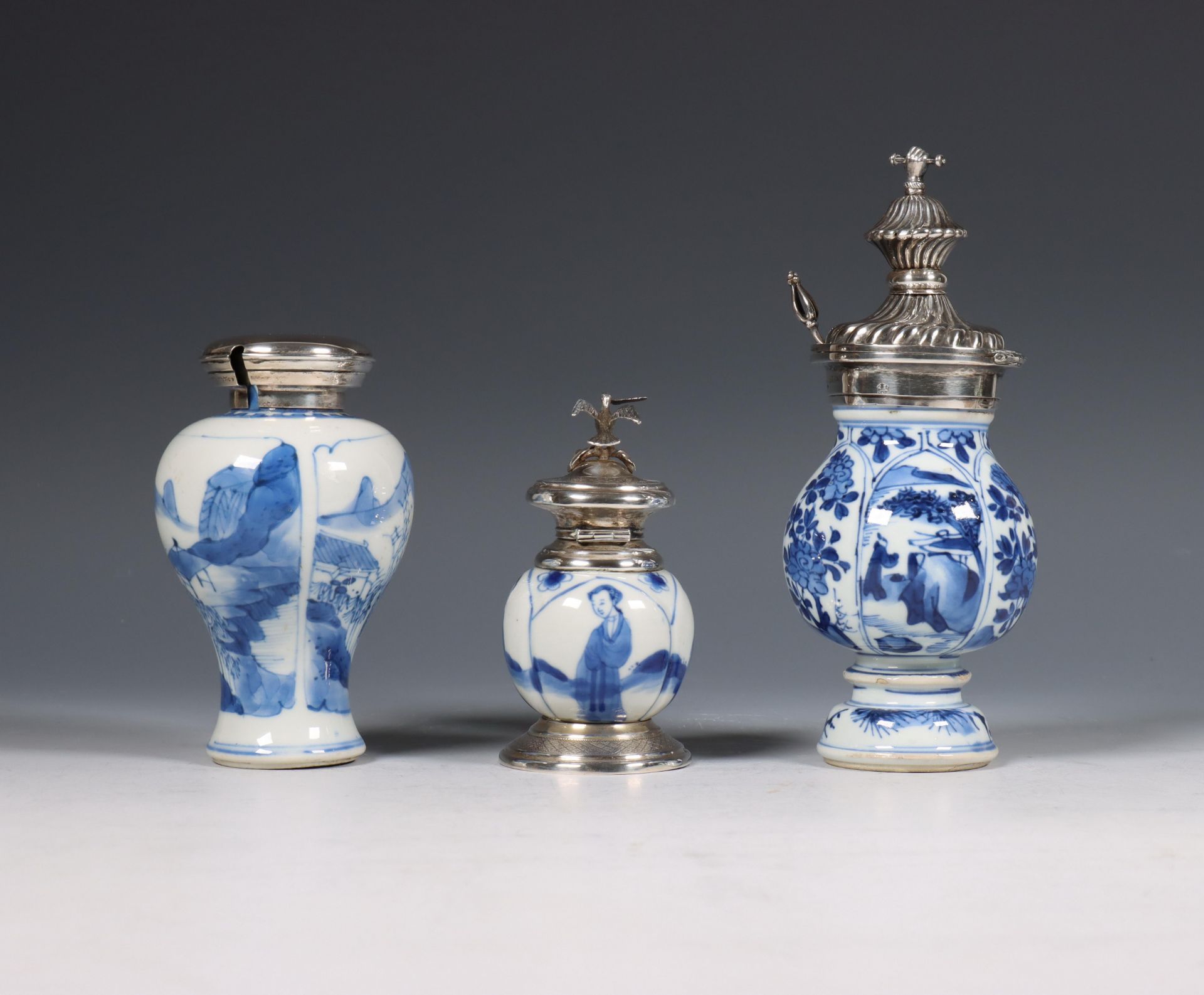 China, drie zilvergemonteerde blauw-wit porseleinen mosterdpotjes, Kangxi periode (1662-1722), het z - Bild 5 aus 6