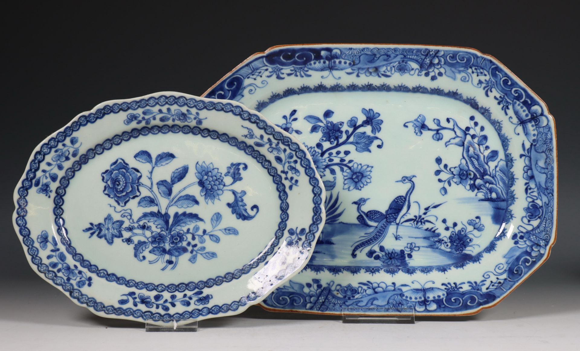 China, twee blauw-wit porseleinen dienschalen, Qianlong periode (1736-1795),