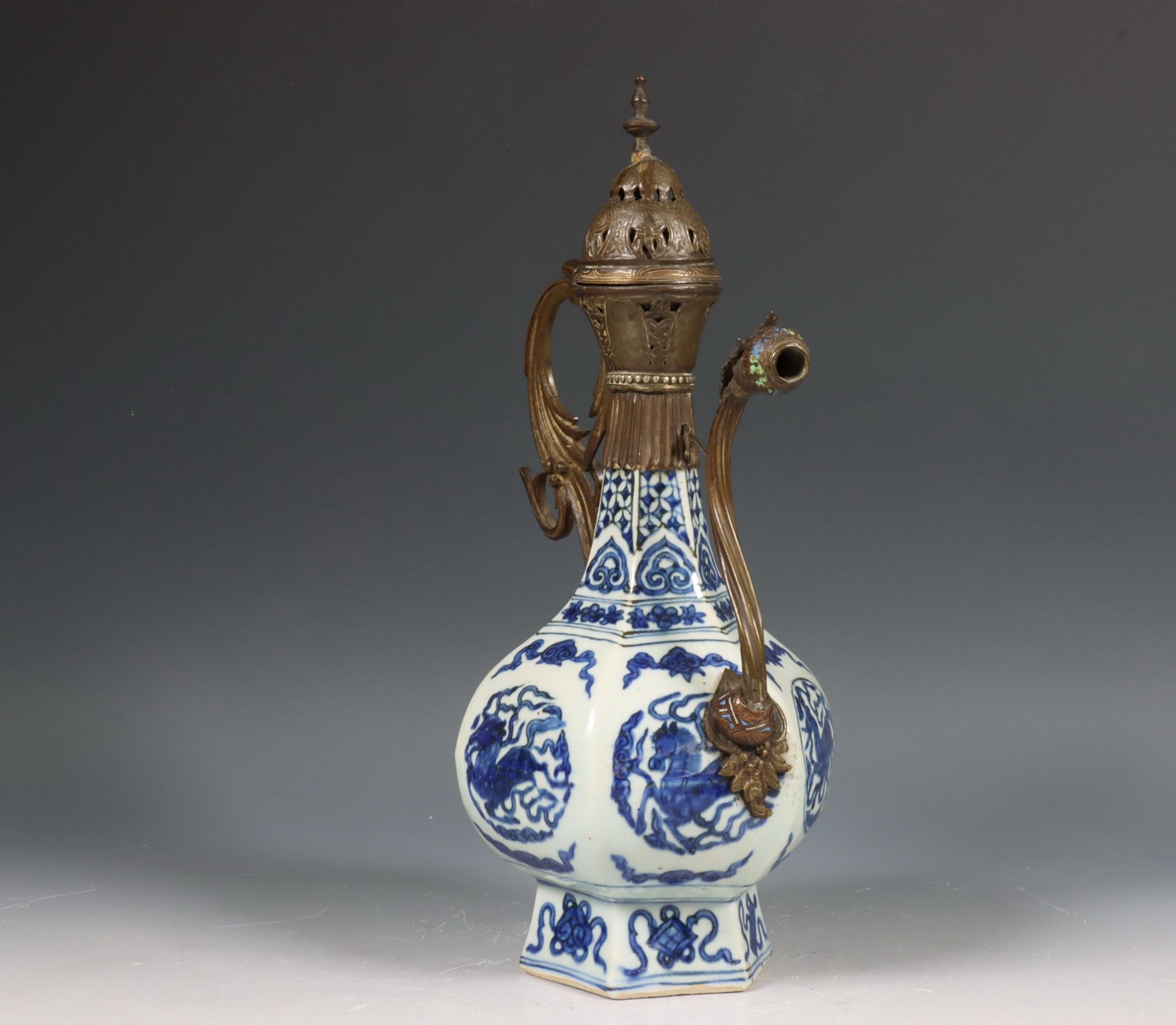 China, blauw-wit porseleinen vaas gemonteerd als kan, 17e/ 18e eeuw, - Bild 8 aus 8