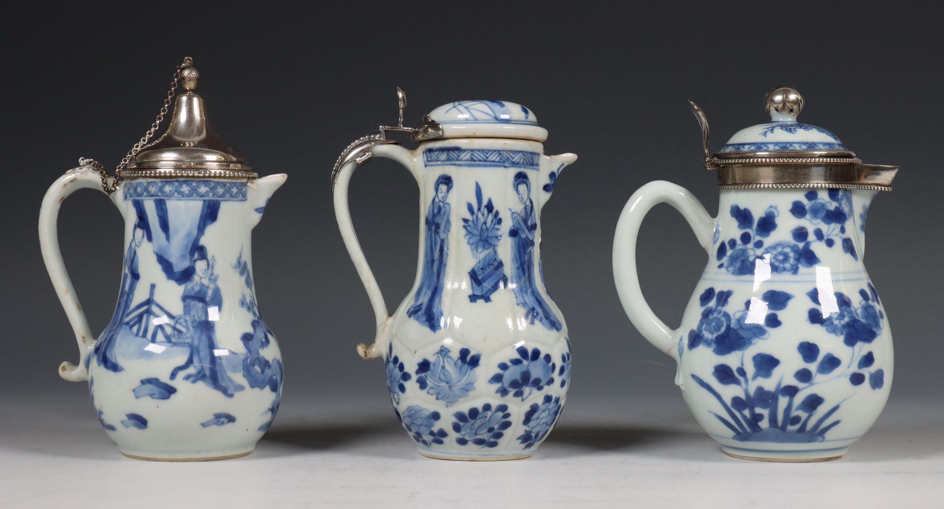 China, drie zilvergemonteerde blauw-wit porseleinen melkkannetjes, Kangxi periode (1662-1722), het z