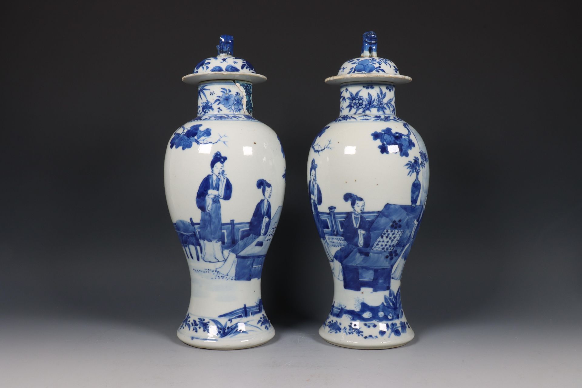 China, paar blauw-wit porseleinen baluster dekselvazen, 19e eeuw, - Bild 5 aus 6