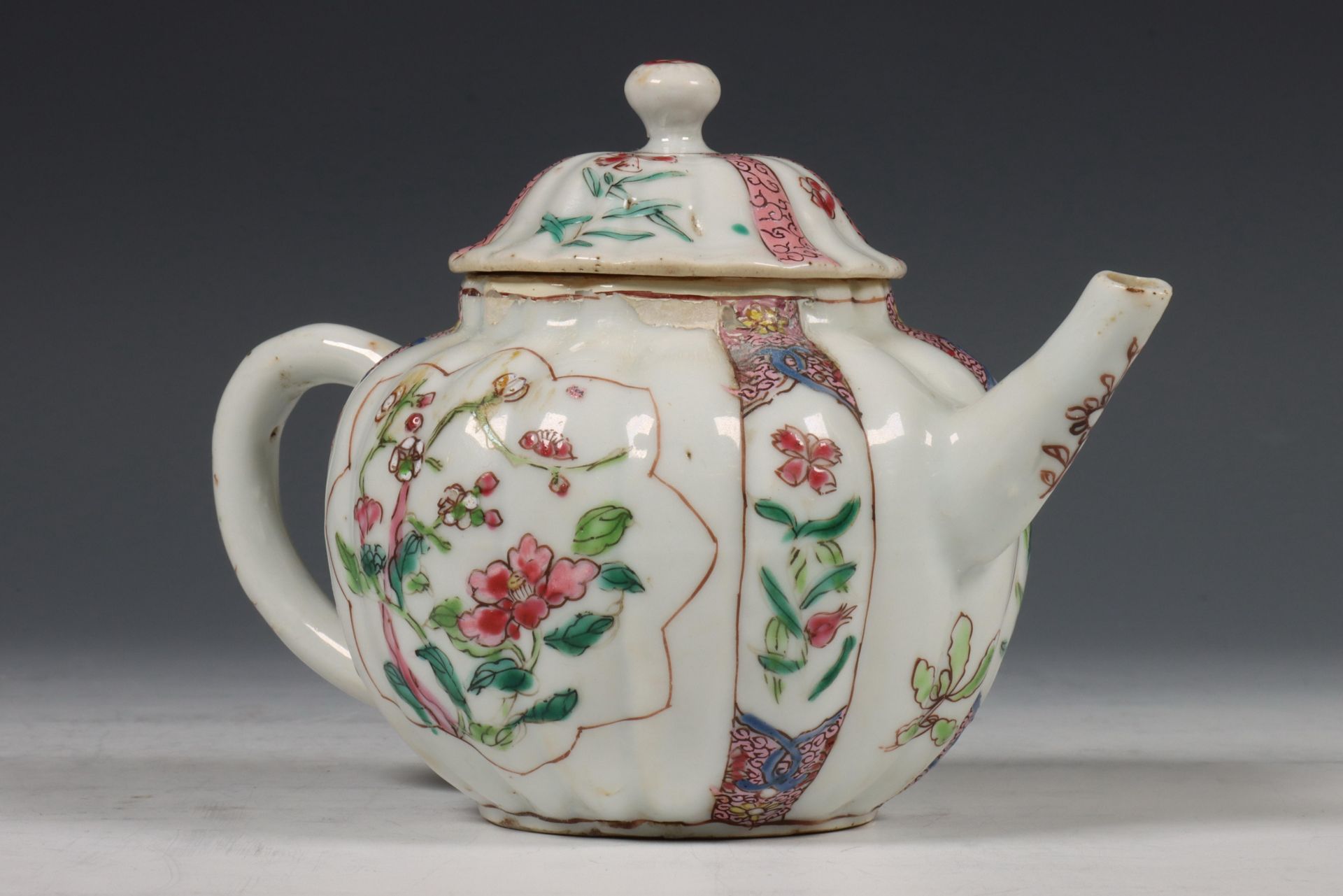 China, famille rose porseleinen gelobde theepot, Qianlong periode (1736-1795), - Bild 4 aus 11