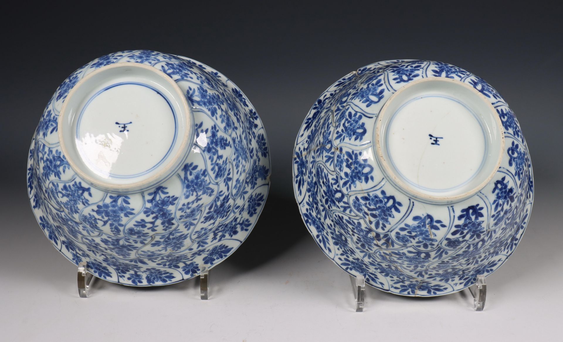 China, paar blauw-wit porseleinen gelobde kommen, Kangxi periode (1662-1722), - Bild 3 aus 8