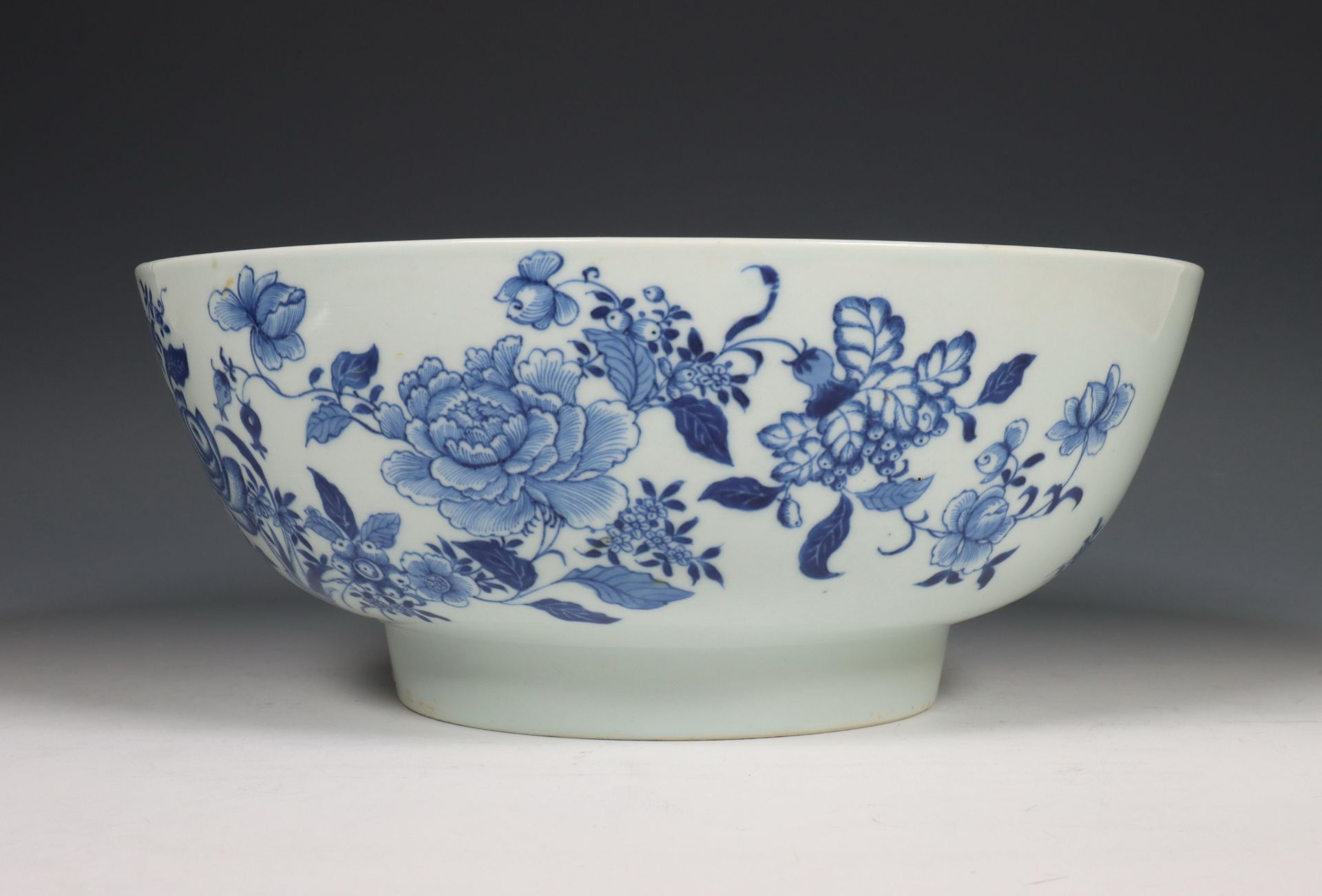 China, blauw-wit porseleinen kom, Qianlong periode (1736-1795), - Bild 5 aus 6