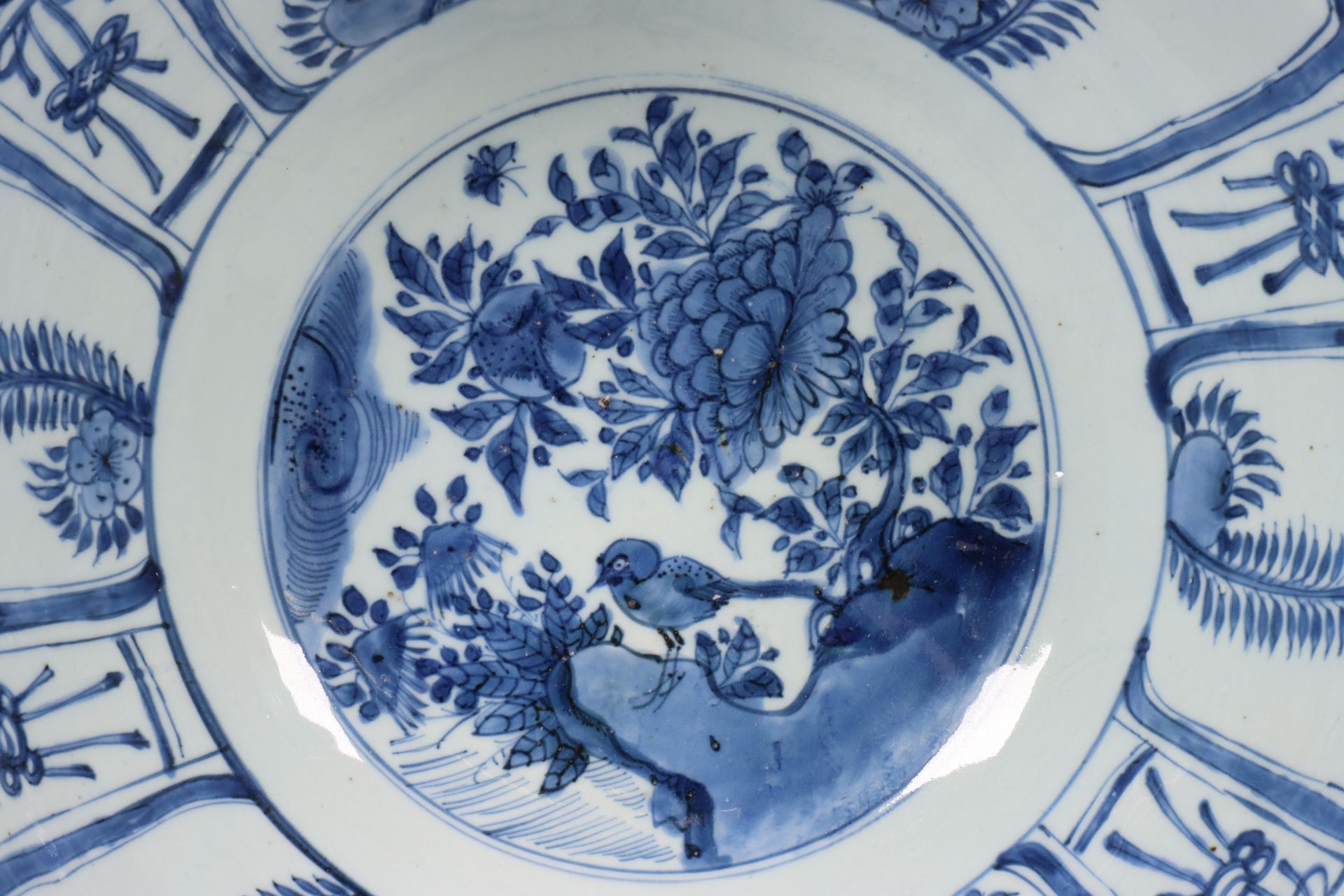 China, grote blauw-wit kraakporseleinen kom, Wanli periode (1572-1620), - Bild 12 aus 21