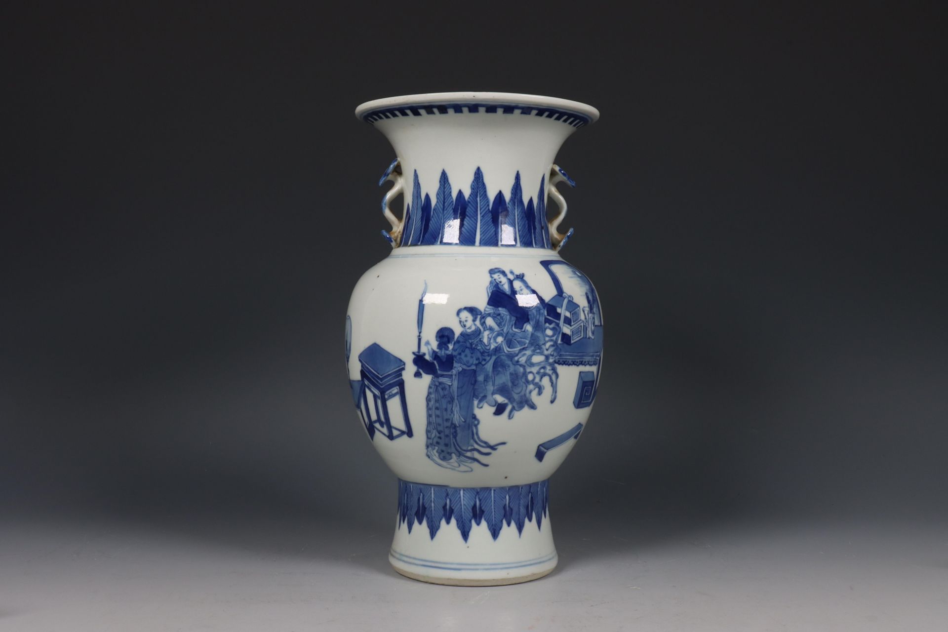 China, blauw-wit porseleinen vaas, 20e eeuw,