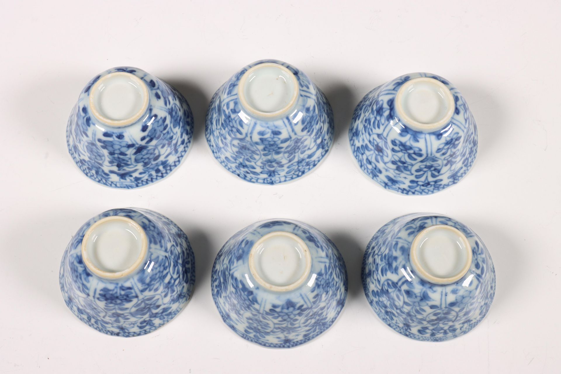 China, veertien blauw-wit porseleinen koppen en dertien schotels, 18e en 19e eeuw, - Bild 6 aus 13
