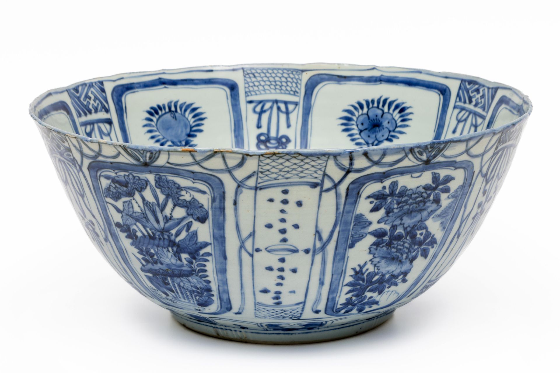 China, grote blauw-wit kraakporseleinen kom, Wanli periode (1572-1620), - Bild 8 aus 21