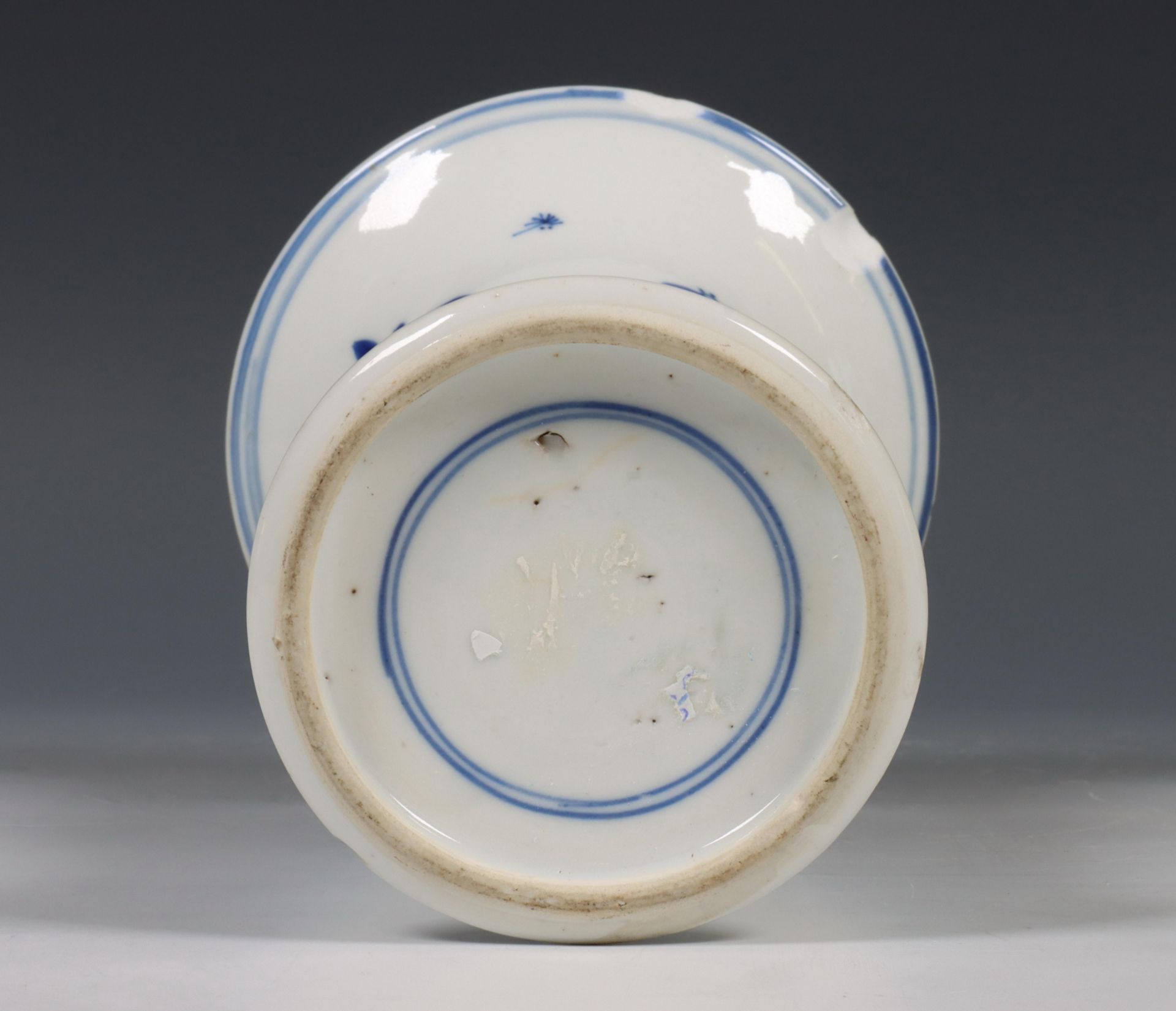 China, blauw-wit porseleinen trompetvaas, Kangxi periode (1662-1722), - Bild 3 aus 12