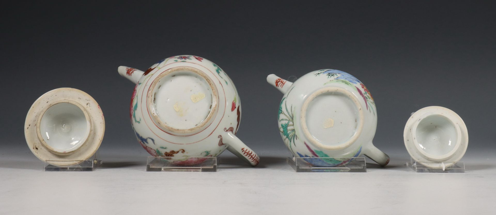 China, twee famille rose porseleinen theepotten, Qianlong periode (1736-1795), - Bild 9 aus 10
