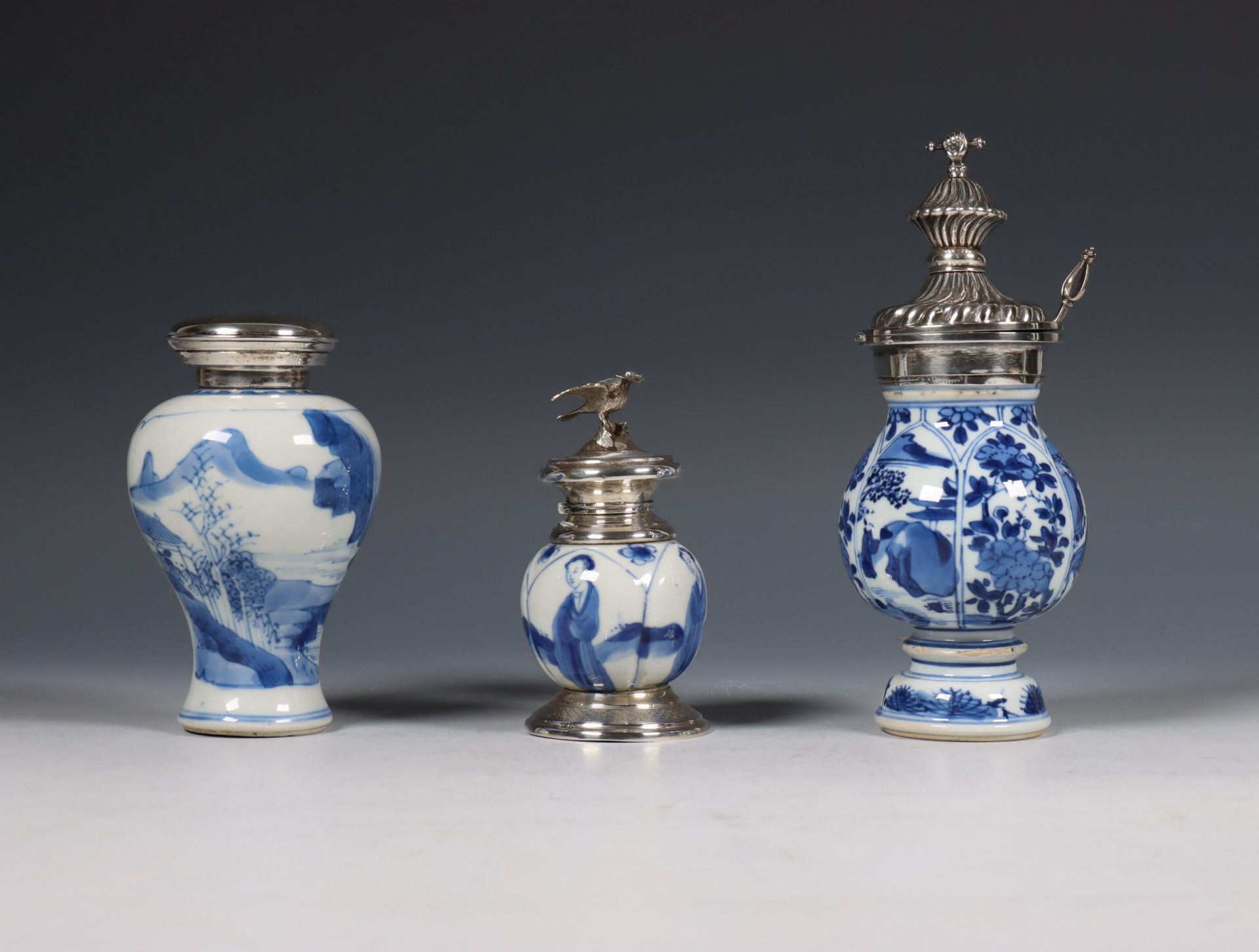 China, drie zilvergemonteerde blauw-wit porseleinen mosterdpotjes, Kangxi periode (1662-1722), het z