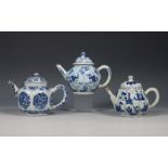 China, drie gelobde blauw-wit porseleinen theepotten, Kangxi periode (1662-1722),