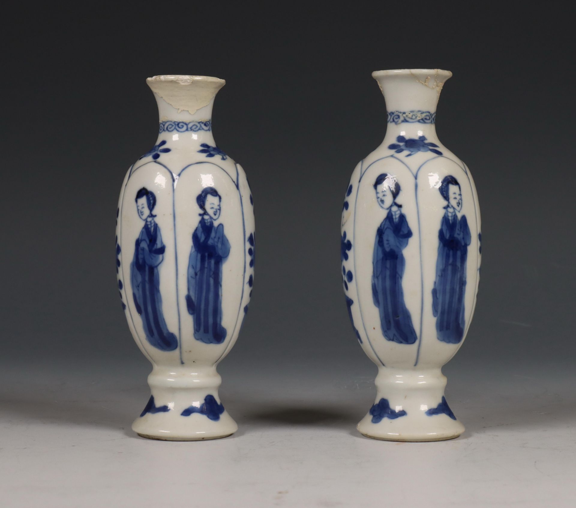 China, paar blauw-wit porseleinen vaasjes, Kangxi periode (1662-1722),