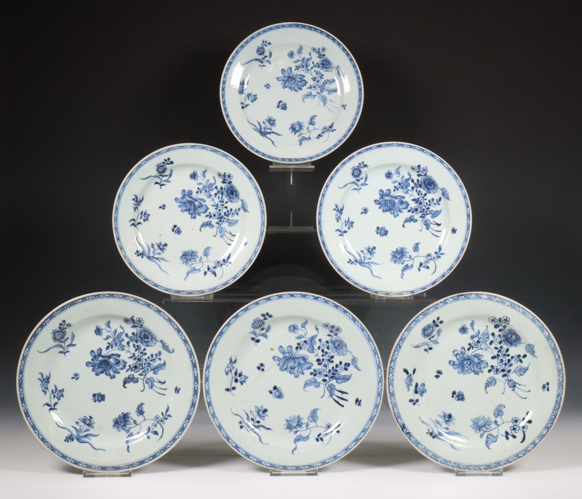 China, set van zes blauw-wit porseleinen borden, 18e eeuw,