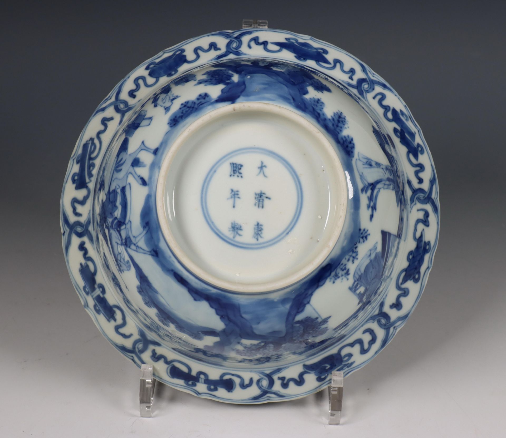 China, blauw-wit porseleinen kom, Kangxi zeskarakter merk en uit de periode (1662-1722), - Bild 5 aus 8