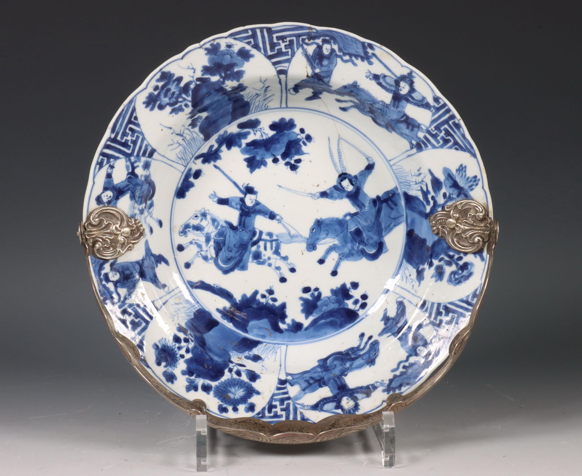 China, blauw-wit porseleinen bord met zilveren hengsel, Kangxi periode (1662-1722), het zilver 19e e - Bild 2 aus 3