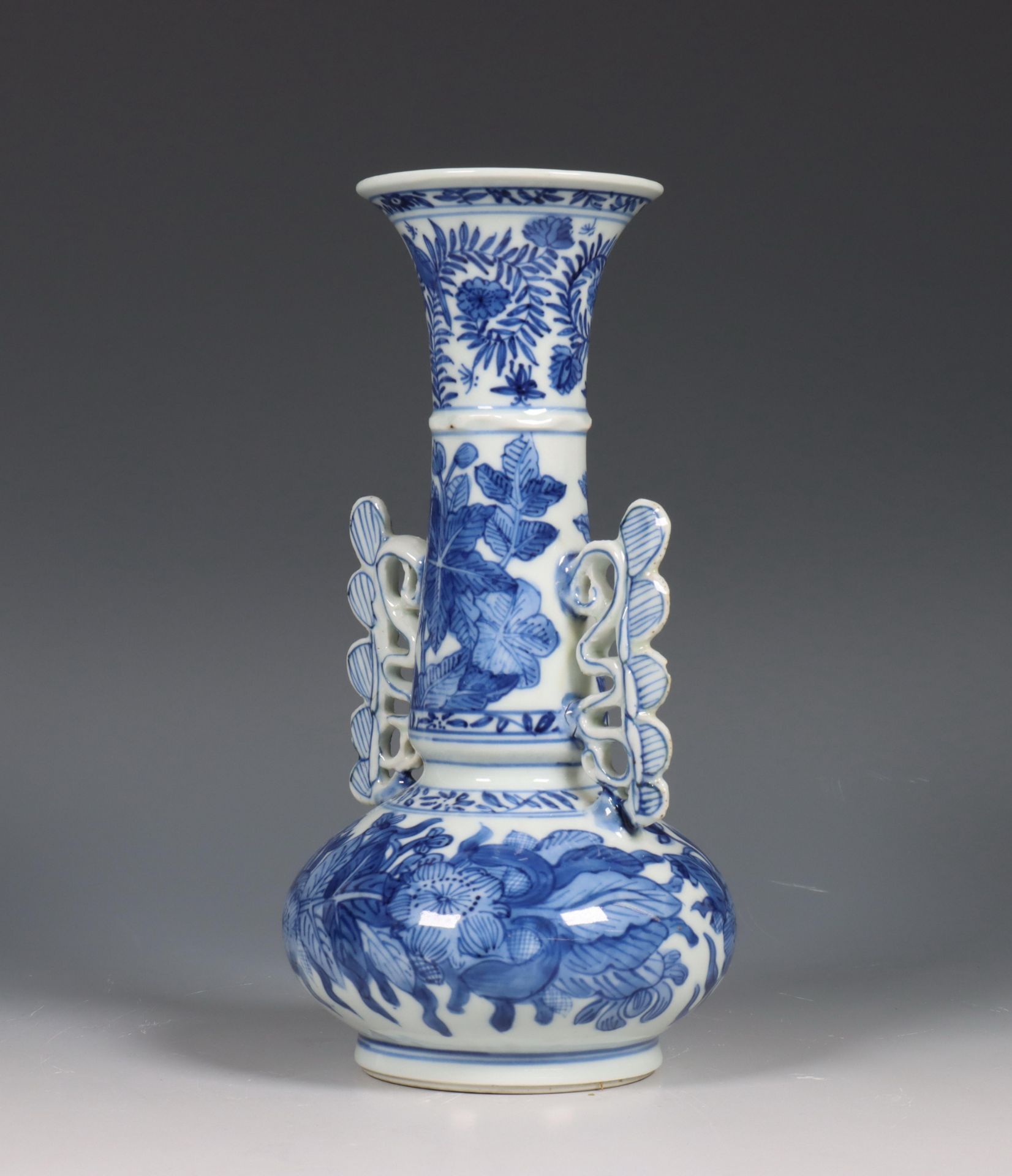 China, blauw-wit porseleinen 'Venetiaans glas' vaas, Kangxi periode (1662-1722) - Bild 4 aus 11