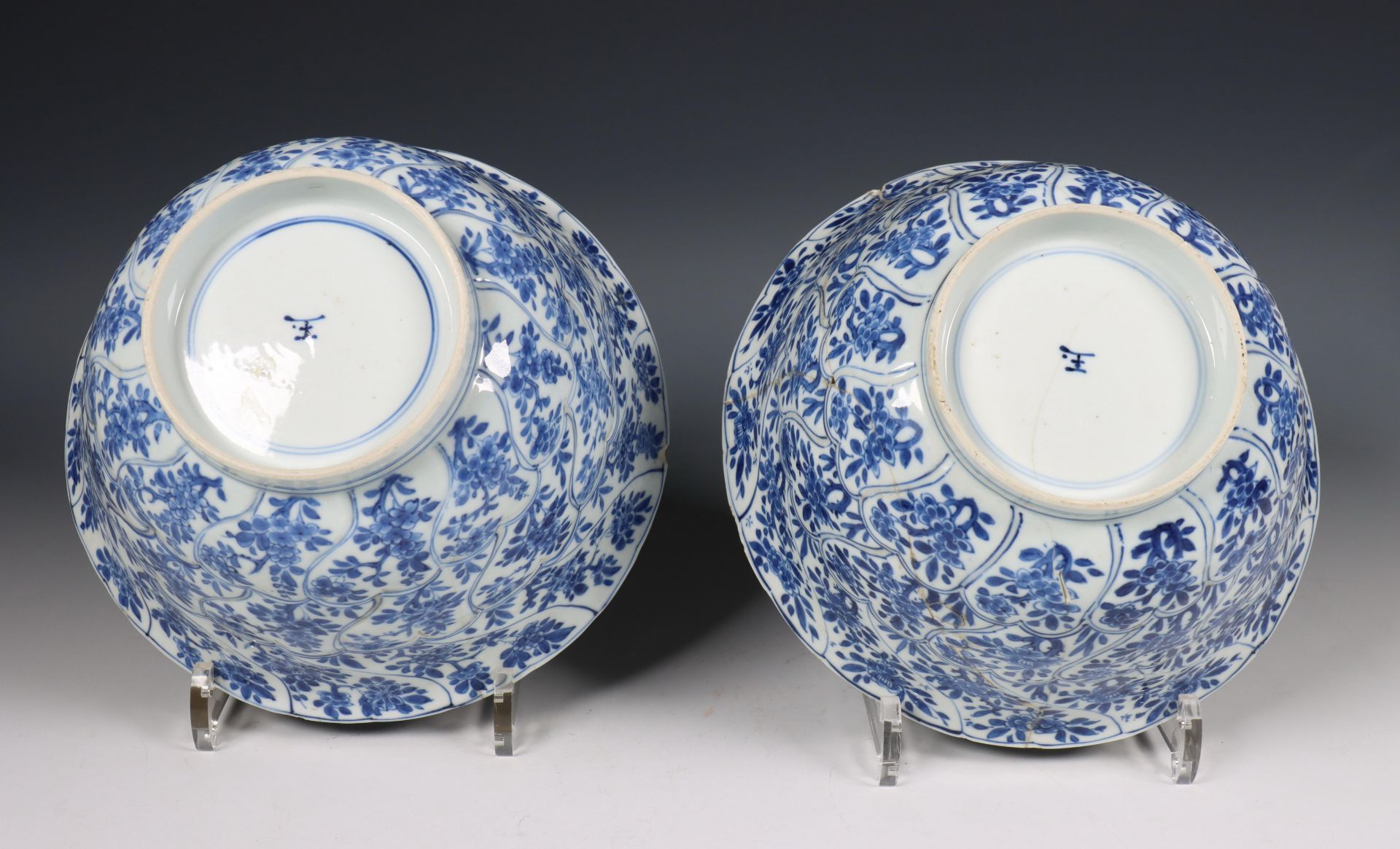 China, paar blauw-wit porseleinen gelobde kommen, Kangxi periode (1662-1722), - Bild 2 aus 8