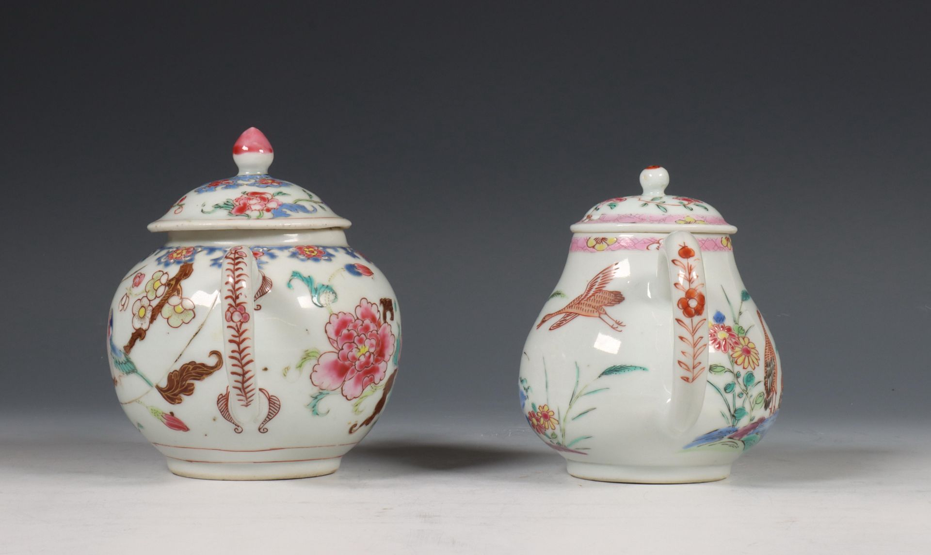 China, twee famille rose porseleinen theepotten, Qianlong periode (1736-1795), - Bild 3 aus 10