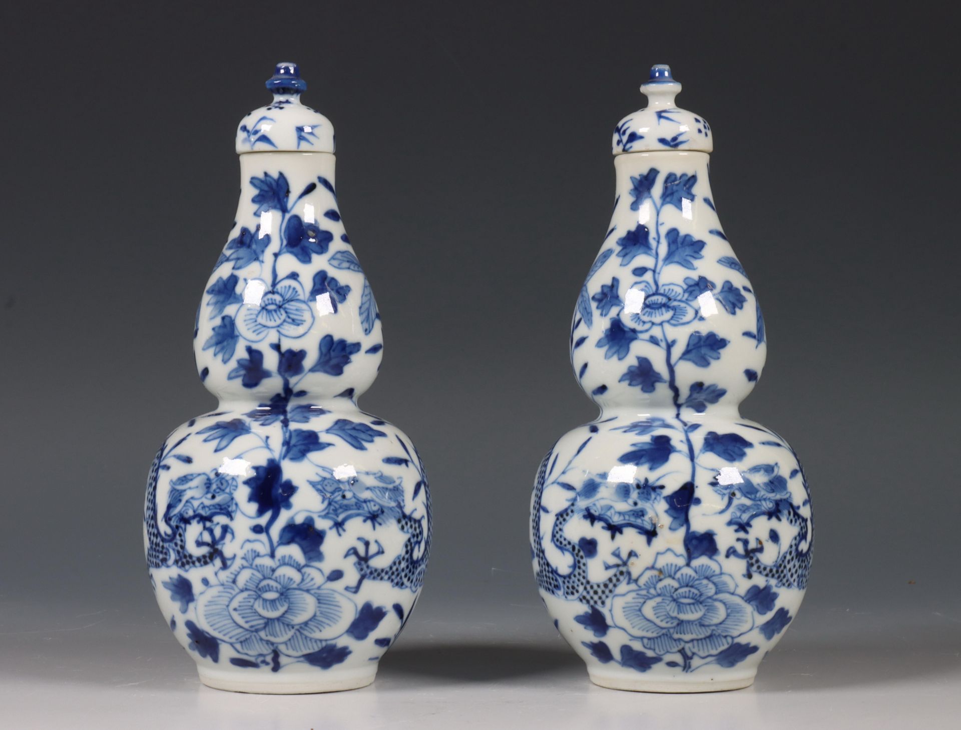 China, paar blauw-wit porseleinen kalebasvormige dekselvazen, Qing-dynastie, 19e eeuw,