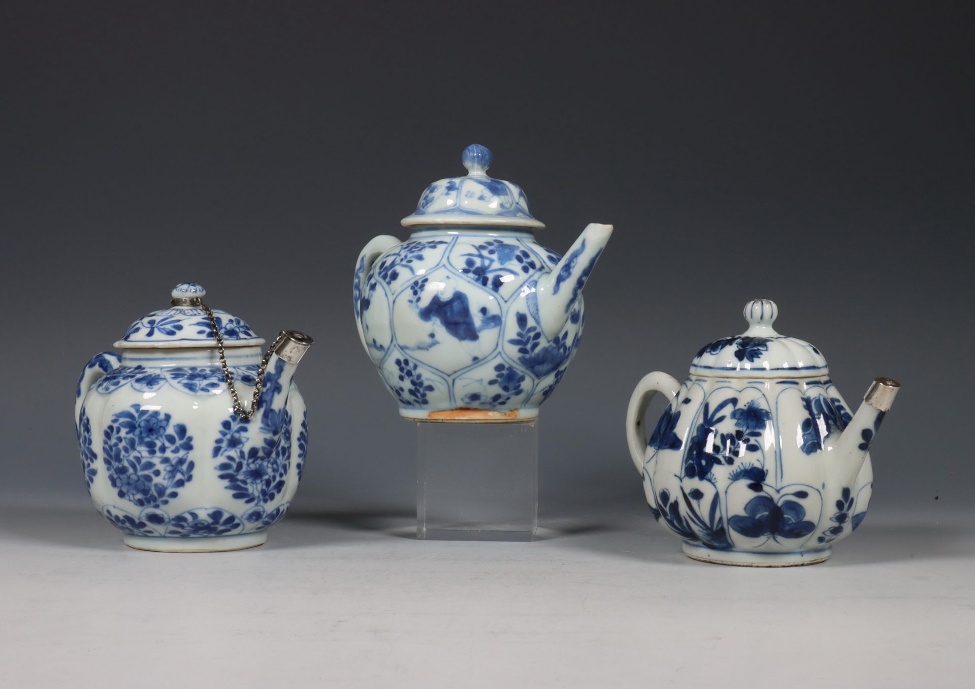 China, drie gelobde blauw-wit porseleinen theepotten, Kangxi periode (1662-1722), - Bild 2 aus 9