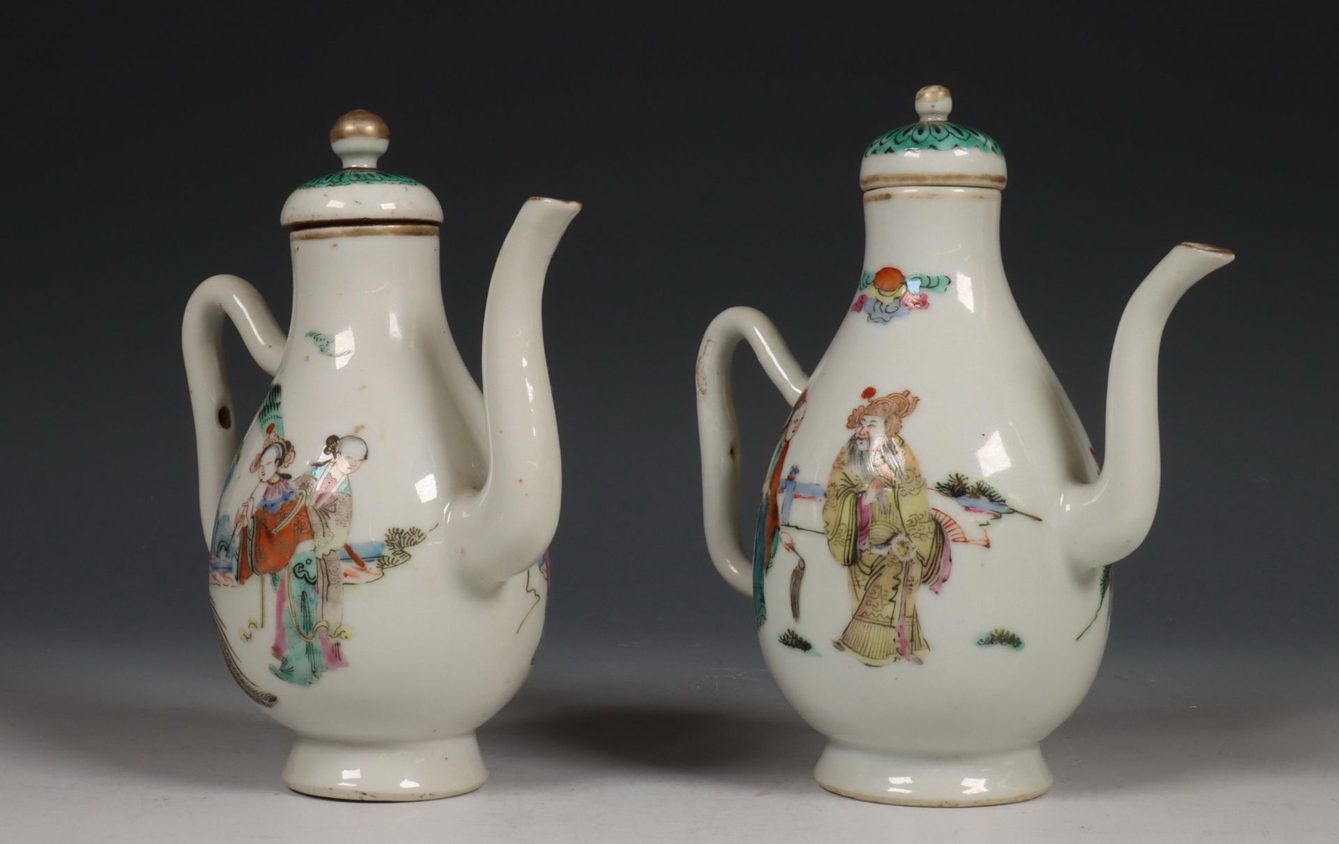 China, twee famille rose porseleinen schenkkannetjes, ca. 1800, - Bild 2 aus 9