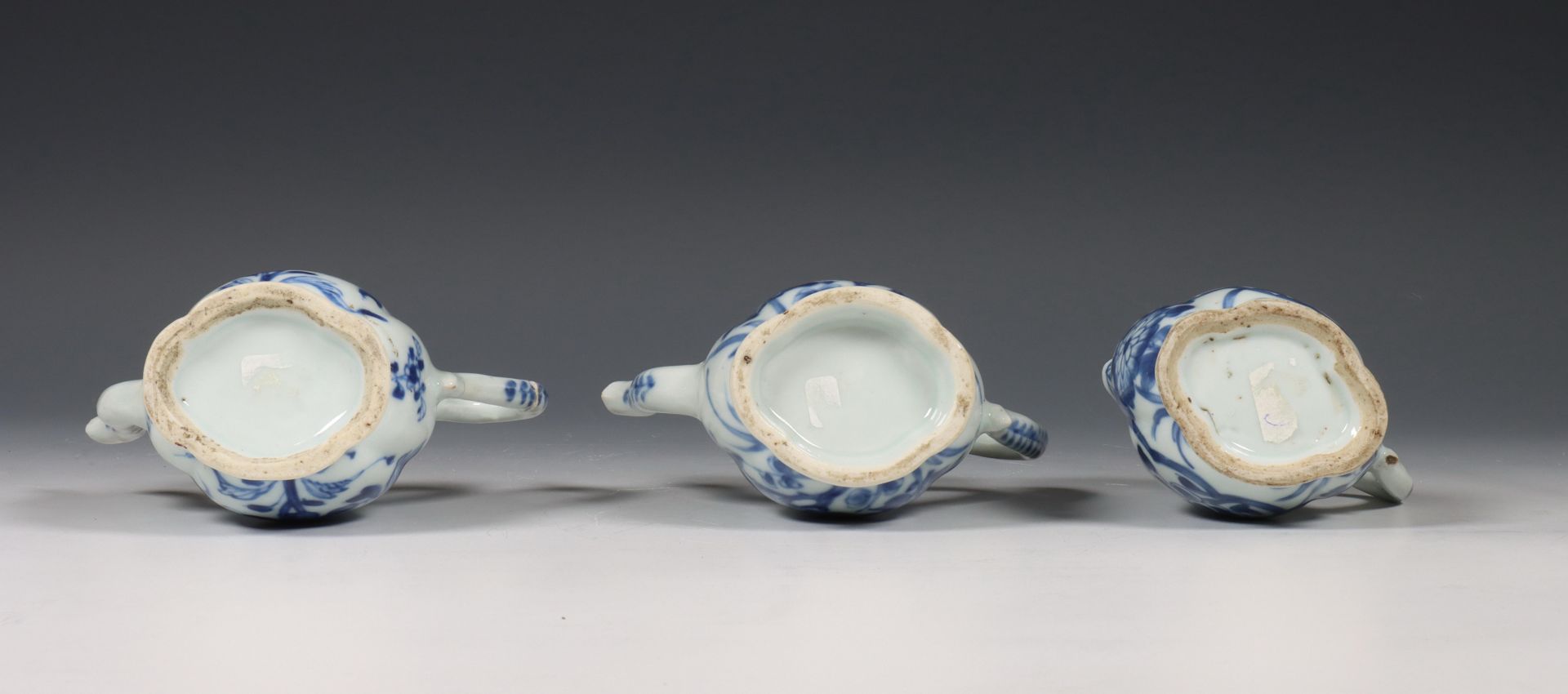 China, samengesteld blauw-wit porseleinen olie- en azijnstel, 18e eeuw, - Bild 6 aus 6
